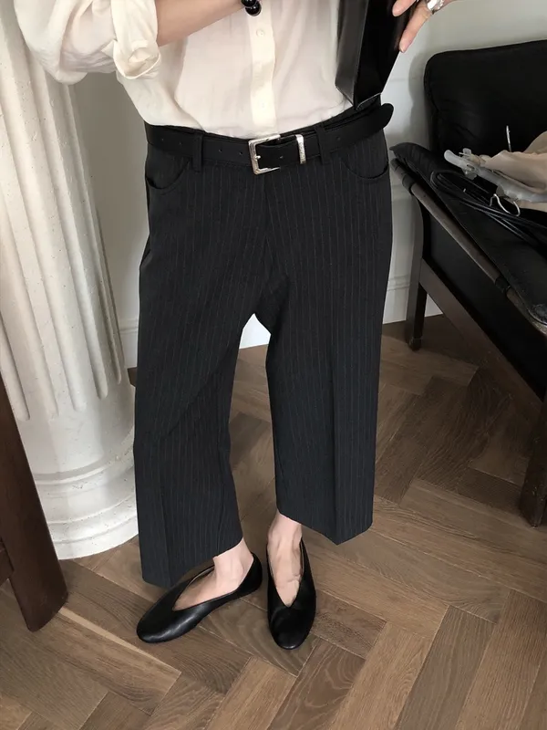 Elegant Striped Women's Trousers for a Chic Look