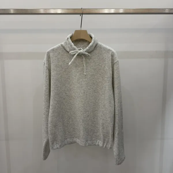 เสื้อฮู้ดสีเทาสบาย ๆ สวมใส่ได้หลากหลาย