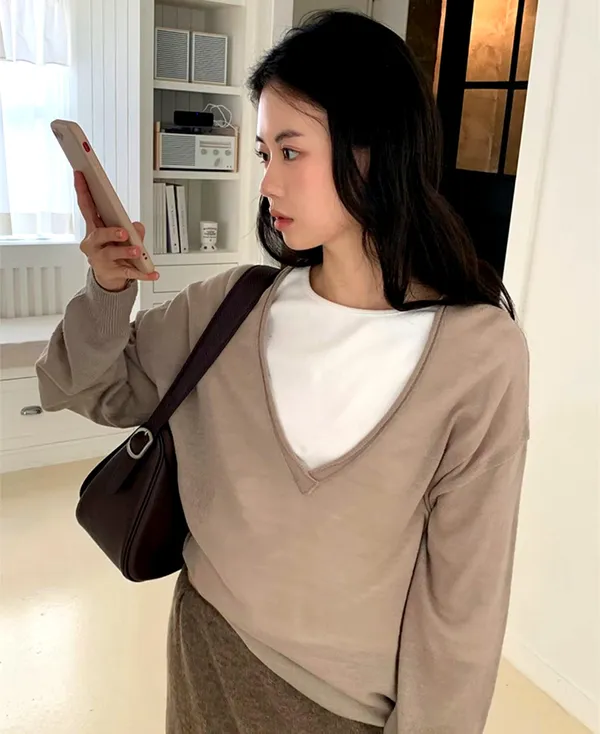 Fashionable V-Neck Loose Women's Top, Comfortable and Versatile