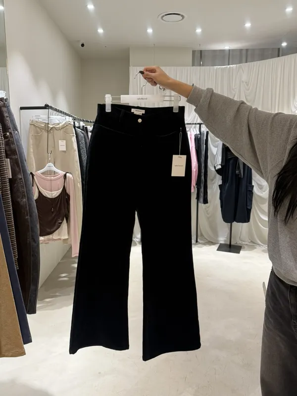 Chic Black Wide-Leg Pants, An Elegant and Comfortable Essential
