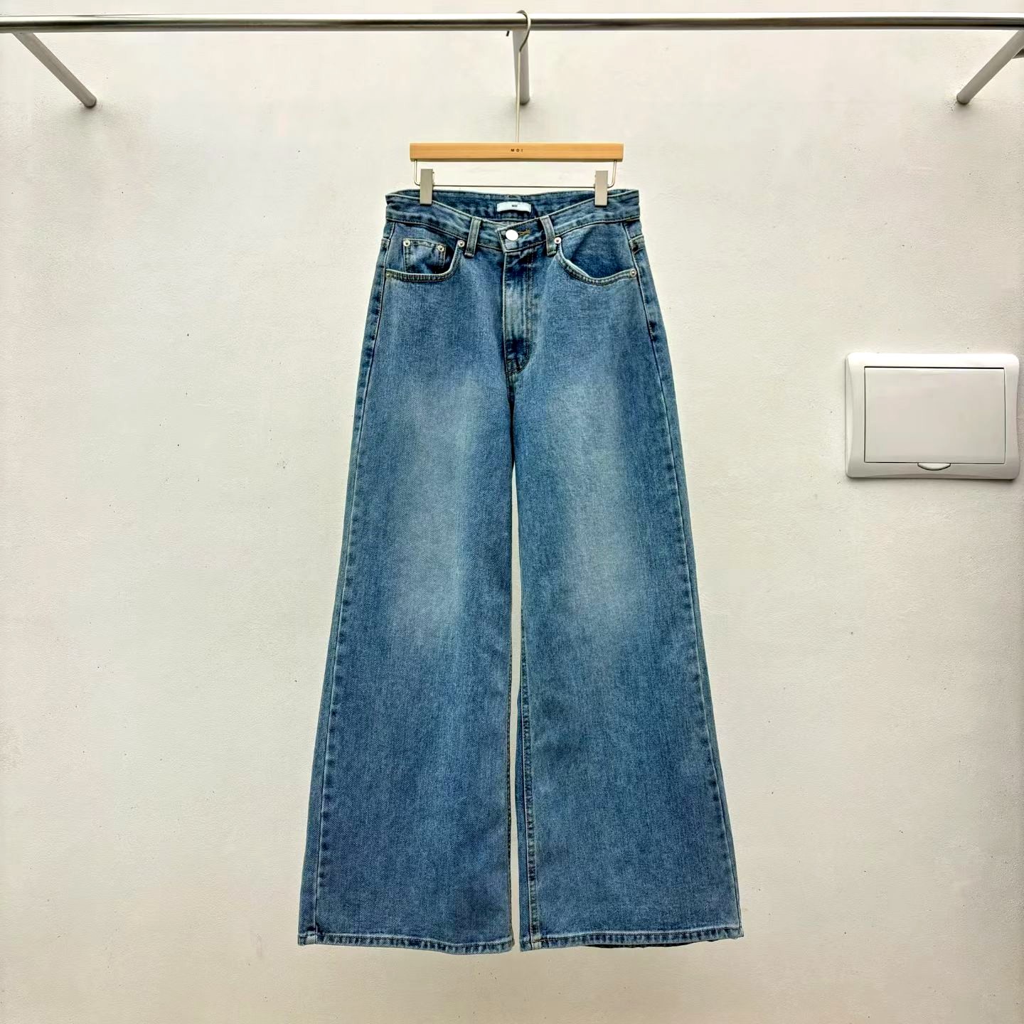 패셔너블한 루즈 데님 팬츠, 편안하고 다양한 상황에 적합