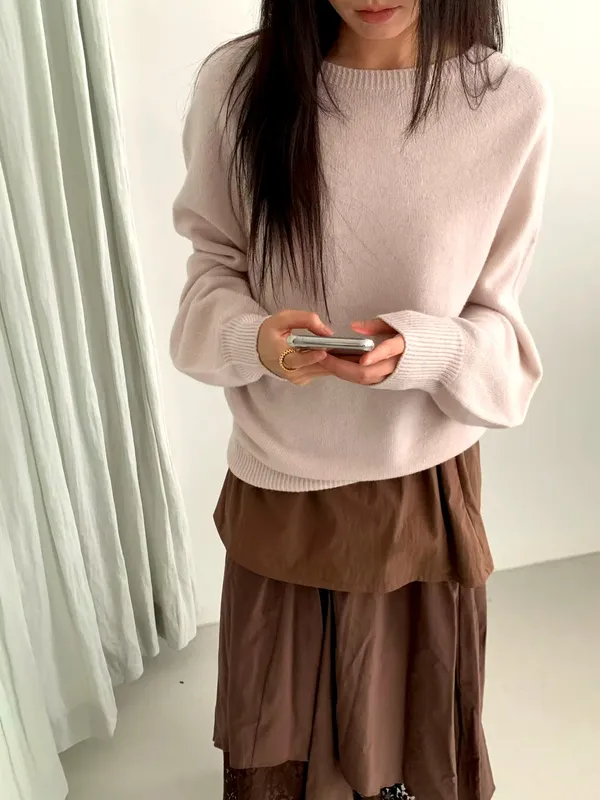 Elegant and Minimalist Knitted Top, Comfortable and Versatile