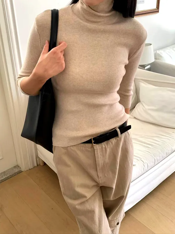 Stylish and Minimalist Women's Sweater with Comfortable Fit