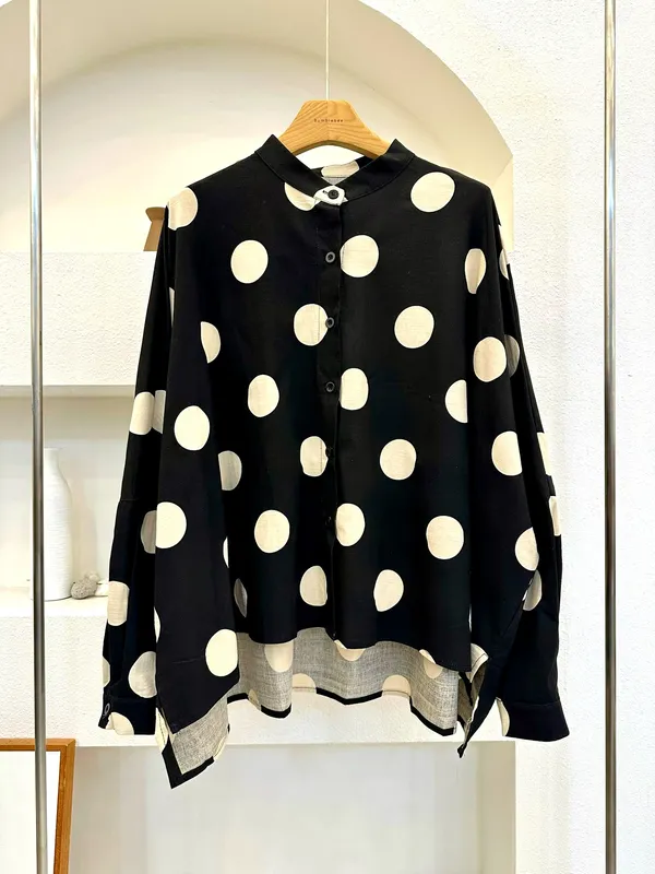 เสื้อเชิ้ตลายจุดสุดชิค - การผสมผสานระหว่างความสง่างามและบุคลิกภาพ