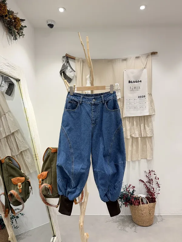 Stylish Loose-Fit Jeans for a Comfortable Casual Look