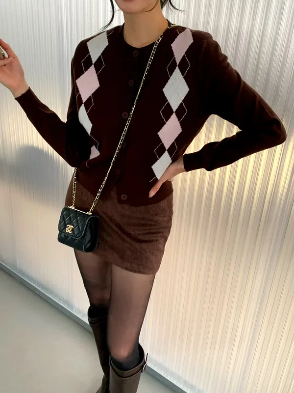 Vintage plaid women's sweater, warm and comfortable, fashionable and versatile.