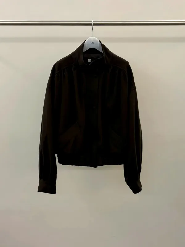 Stylish and Minimalist Women's Jacket - Elegant and Versatile