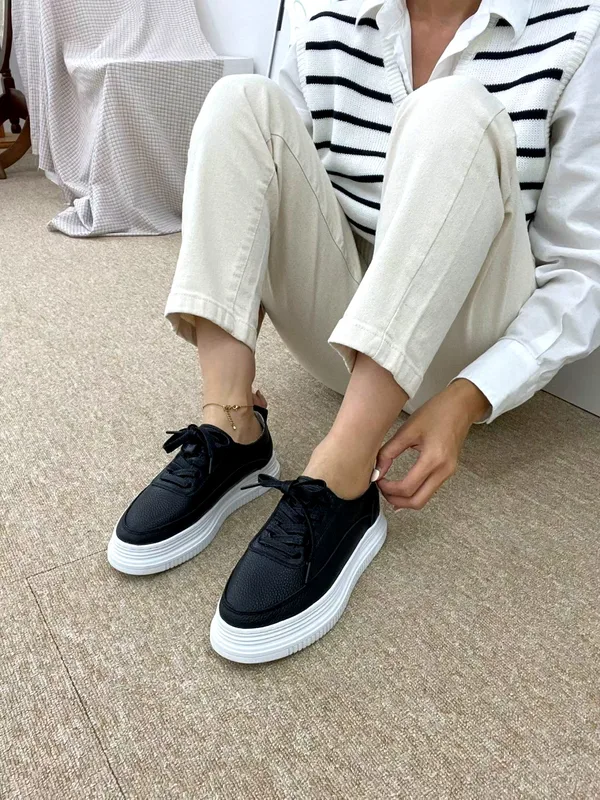 Trendy Versatile White Women's Shoes - Comfortable Casual Style Apm Luxe B1층110호 RILLA Apm Luxe B1층110호 RILLA(릴라) no 8032 size 225~250 굽높이 4cm 38000원 블랙 화이트 천연소가죽 주문1등! 리오더 입고되었어요!! 통굽 스타일의 스니커즈로 귀여움과 스포티함 모두 가지고 있는 트랜디한 디자인입니다. 천연가죽인 만큼 퀄리티짱 착용감짱!!