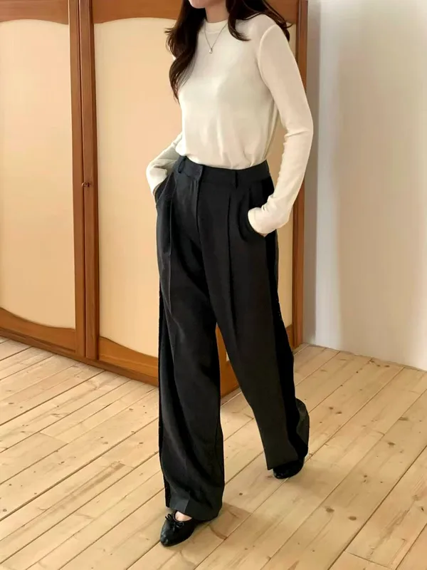 Stylish and Minimalist Women's Top, Comfortable and Versatile
