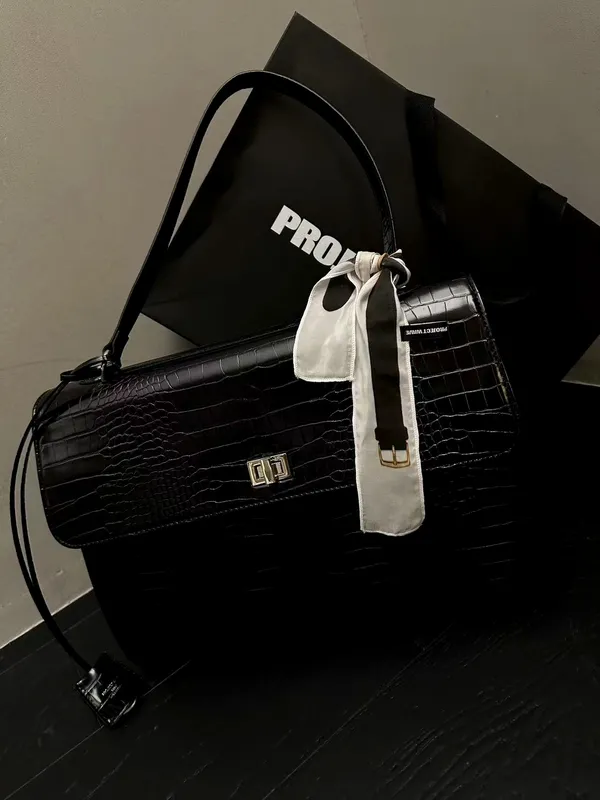 Stylish Black Handbag for Women - Elegant Design for Any Occasion