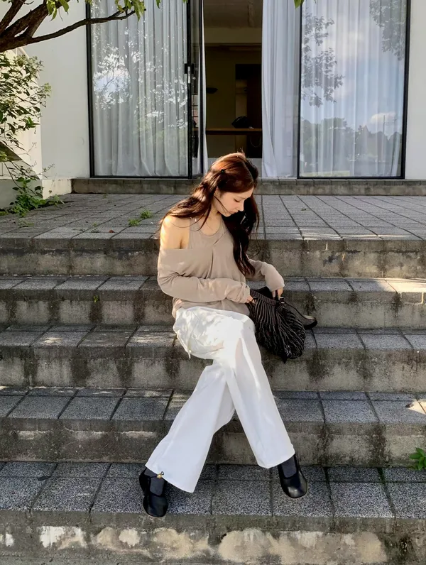 Elegant and Simple Off-Shoulder Top, Perfectly Paired with Wide-Leg Pants