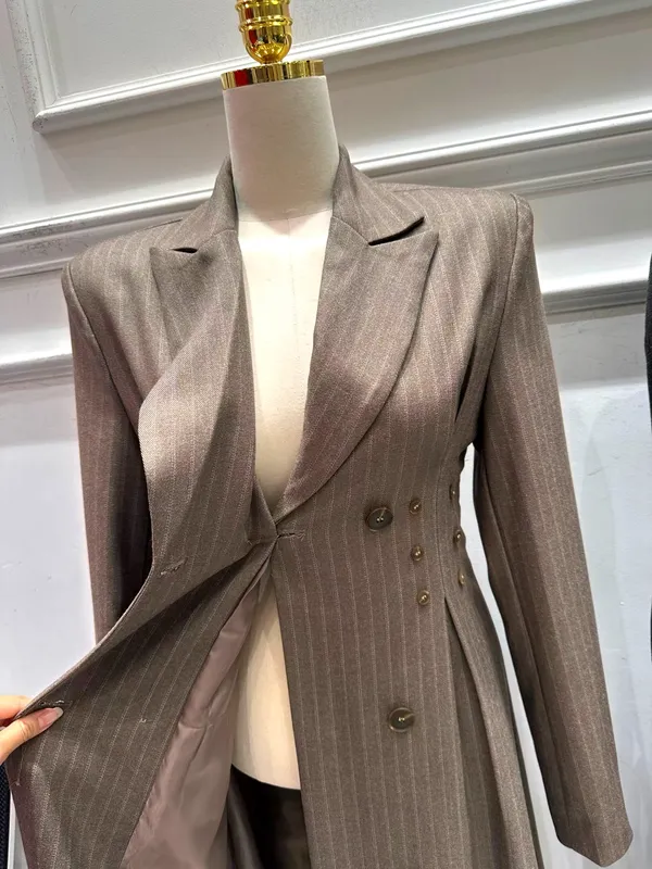 Áo khoác trench nữ sọc thanh lịch - Tỏa sáng phong cách thời trang của bạn