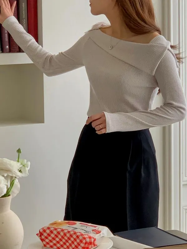 Elegant and Minimalist Women's Top with Comfortable Fit
