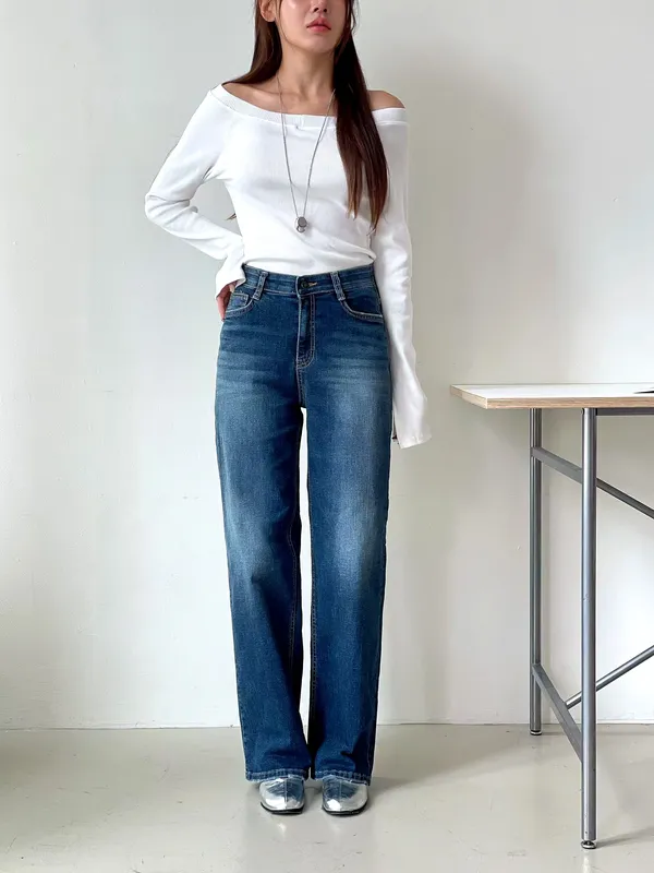 Stylish High-Waisted Jeans with Comfortable Slim Fit