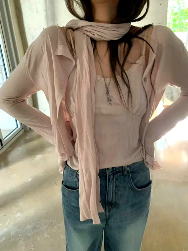 Lightweight and breathable women's shirt, elegant and fashionable.