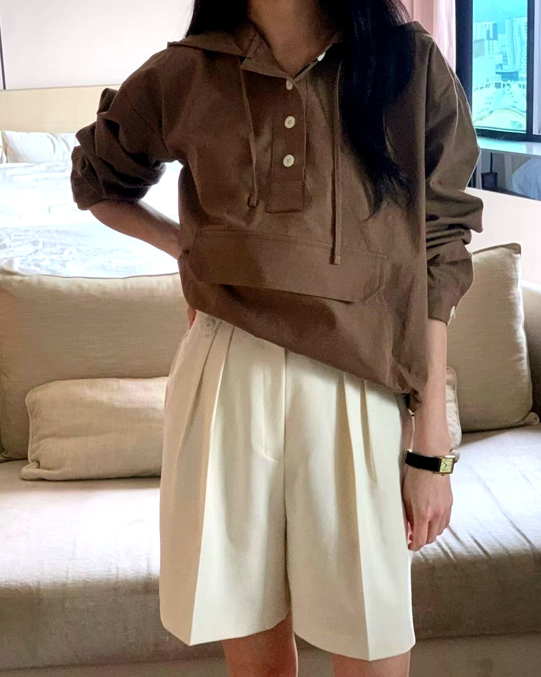 스타일리시한 루즈핏 브라운 후드티