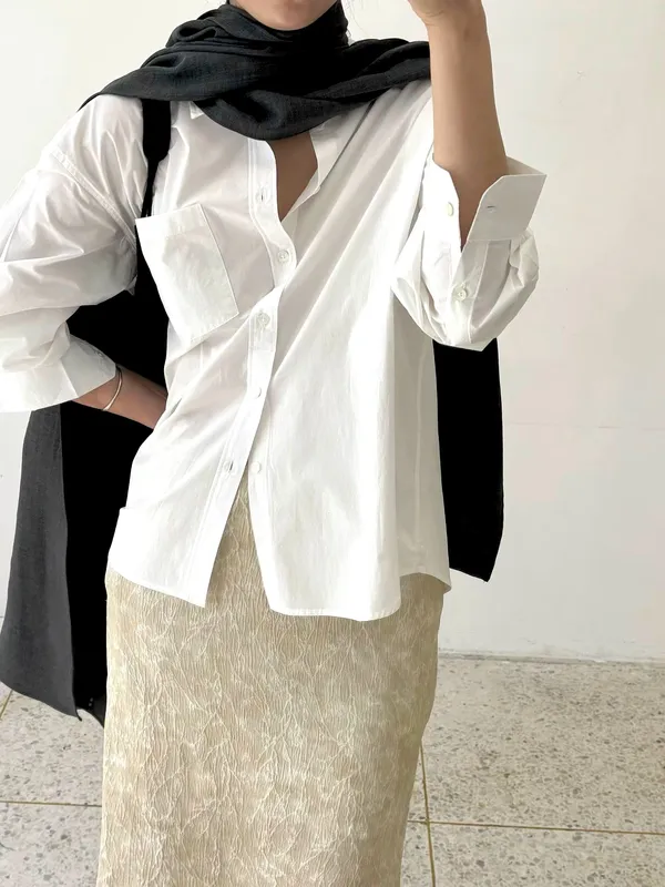 Minimalist White Shirt - Fresh and Elegant for Any Occasion