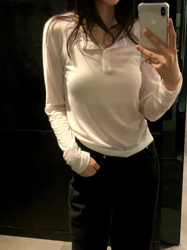 Simple and comfortable women's long-sleeve T-shirt, fashionable and versatile.