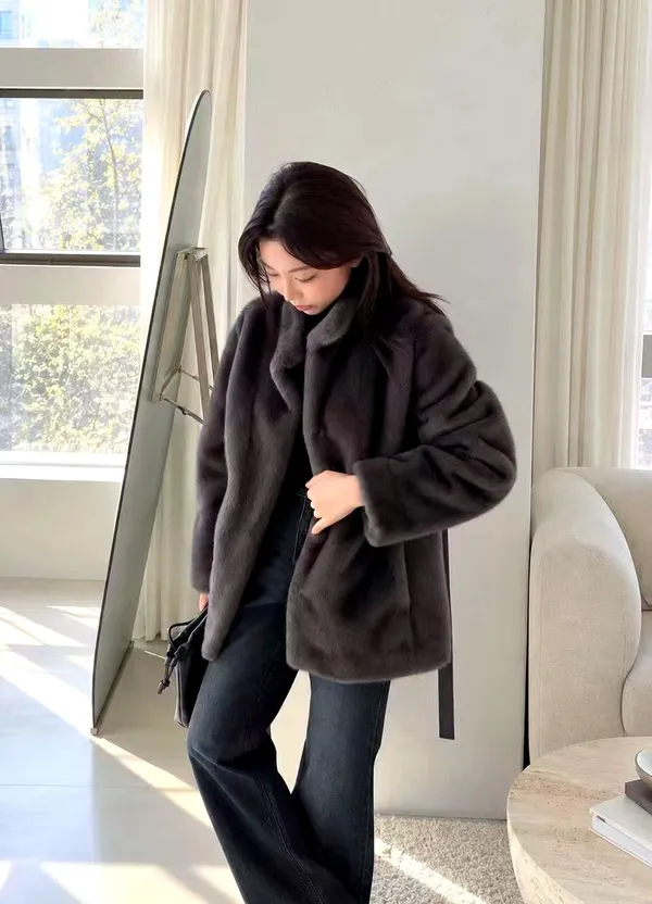 Elegant and Stylish Women's Coat - Warm and Comfortable, Perfect for Any Outfit