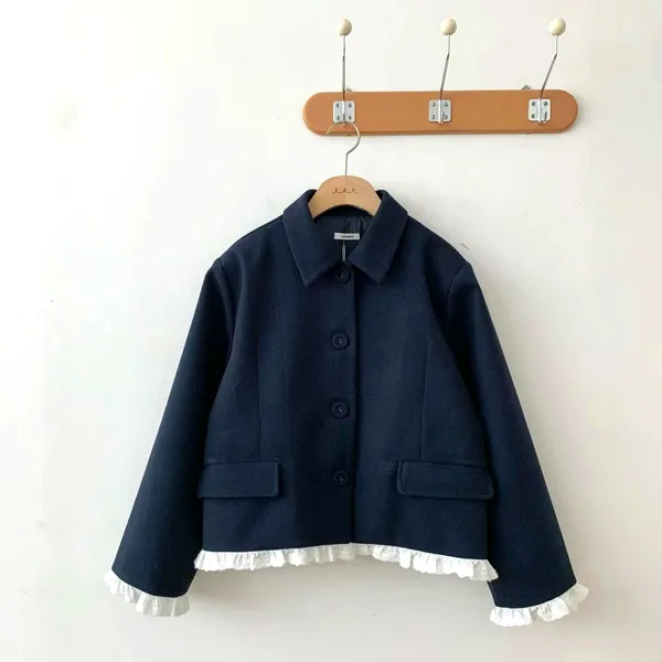 Stylish and Minimalist Women's Jacket with Elegant Lapel Design