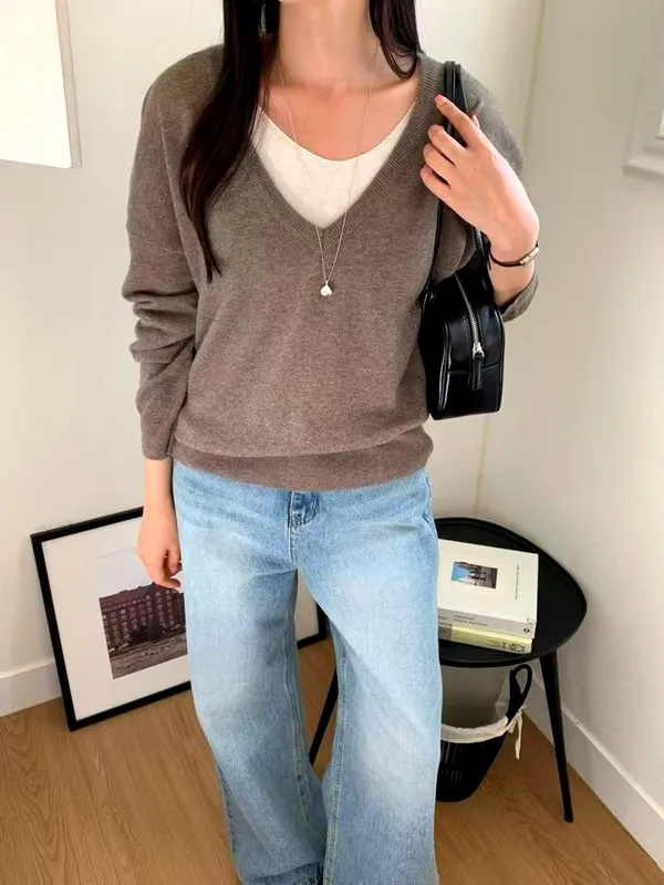 Stylish and Minimalist Women's Sweater with Comfortable V-Neck Design