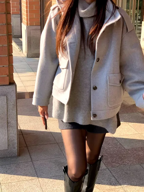 スタイリッシュでミニマリストな女性用ジャケット、快適で暖かく、完璧なコーディネート