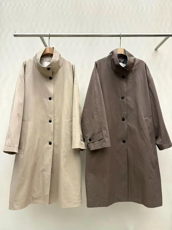 Stylish and Minimalist Women's Coat - Elegant and Versatile
