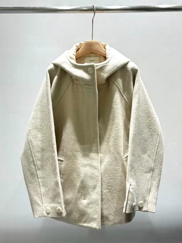 Elegant and Minimalist Women's Coat, Warm and Comfortable
