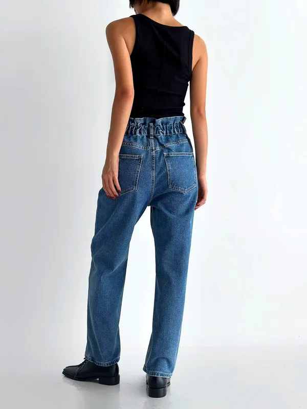 Stylish High-Waisted Jeans for a Comfortable Casual Look