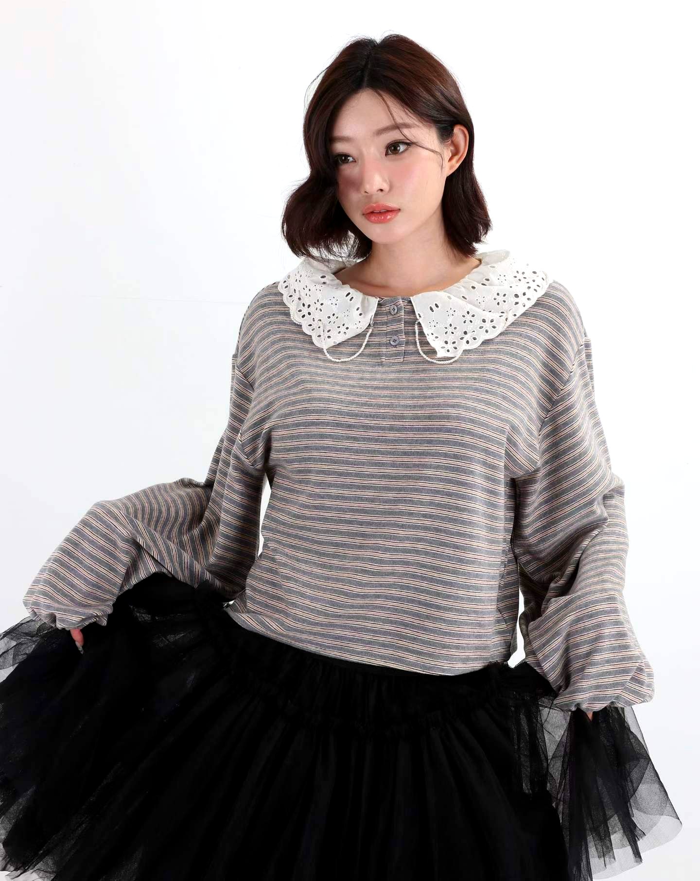 패셔너블한 스트라이프 여성 티셔츠, 레이스 칼라 디자인, 캐주얼 스타일링에 완벽
