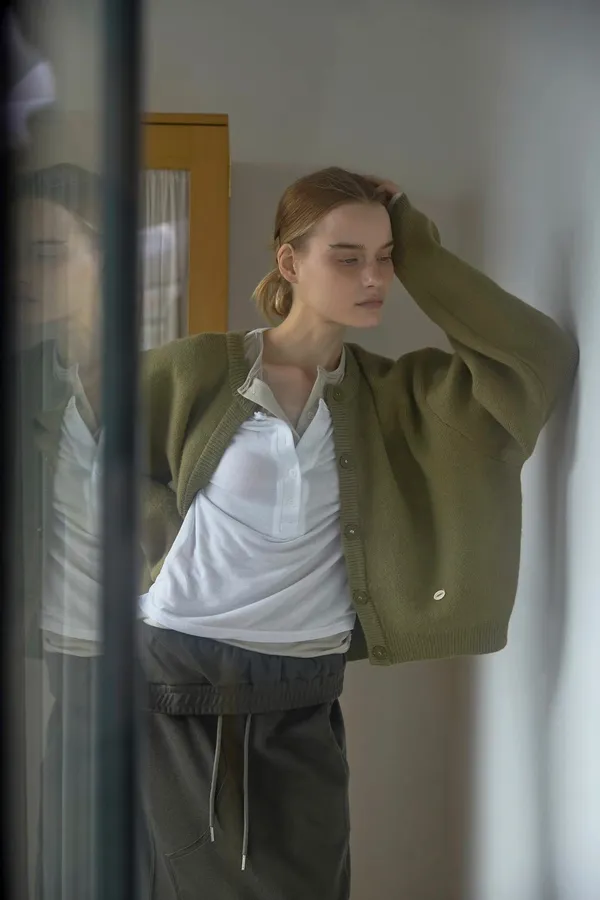 Stylish and Minimalist Women's Cardigan, Perfect for Spring and Autumn