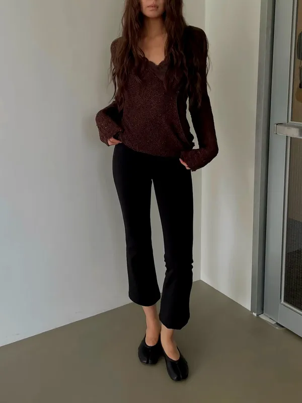Stylish Casual Women's Top with Comfortable V-Neck Design