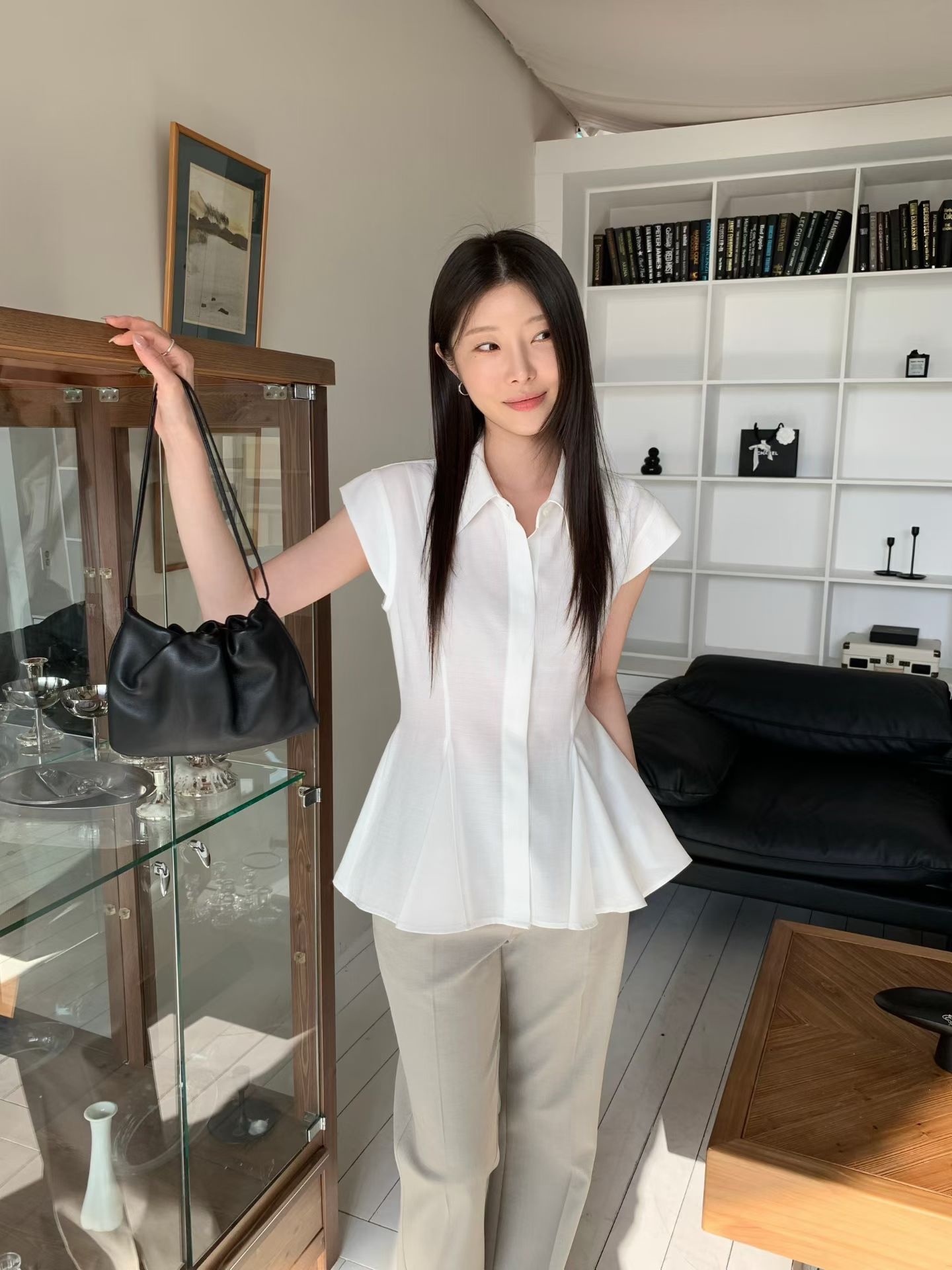 우아한 흰색 여성 상의, 가볍고 편안하며, 할인과 완벽하게 매치됩니다.