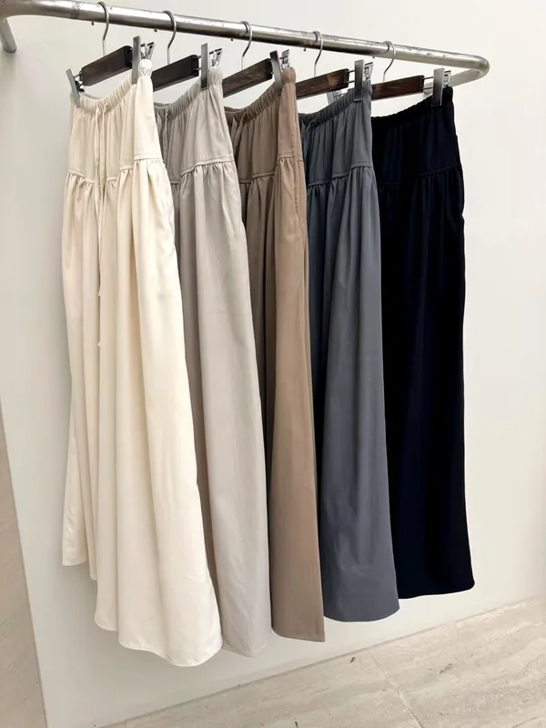 Stylish and Minimalist Women's Midi Skirt, Elegant and Comfortable for Various Occasions