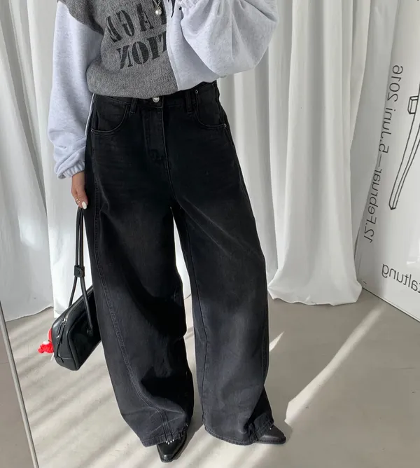 Trendy Loose Black Jeans - Comfortable and Versatile