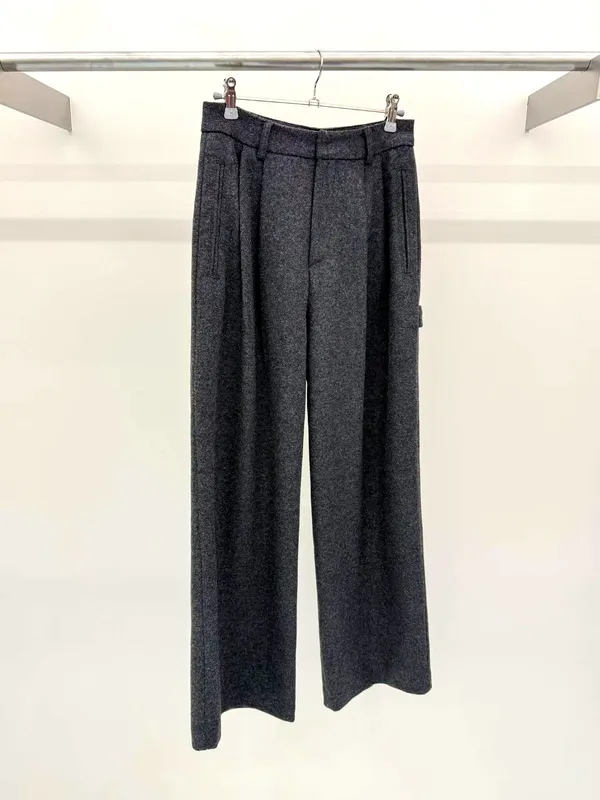 優雅休閒褲，寬松版型，舒適面料
