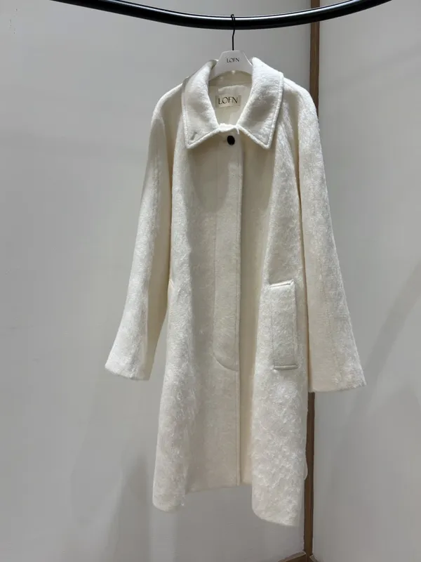 Elegant and Minimalist White Wool Coat - Warm and Stylish