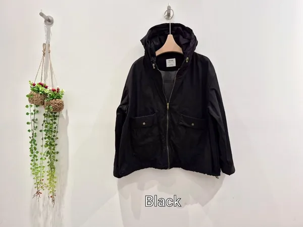 เสื้อแจ็คเก็ตผู้หญิงสีดำแฟชั่น น้ำหนักเบาและกันลม