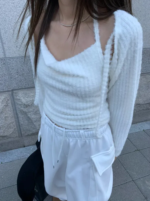 Elegant and Minimalist Women's Outfit Set - Comfortable Knit and Stylish Shorts