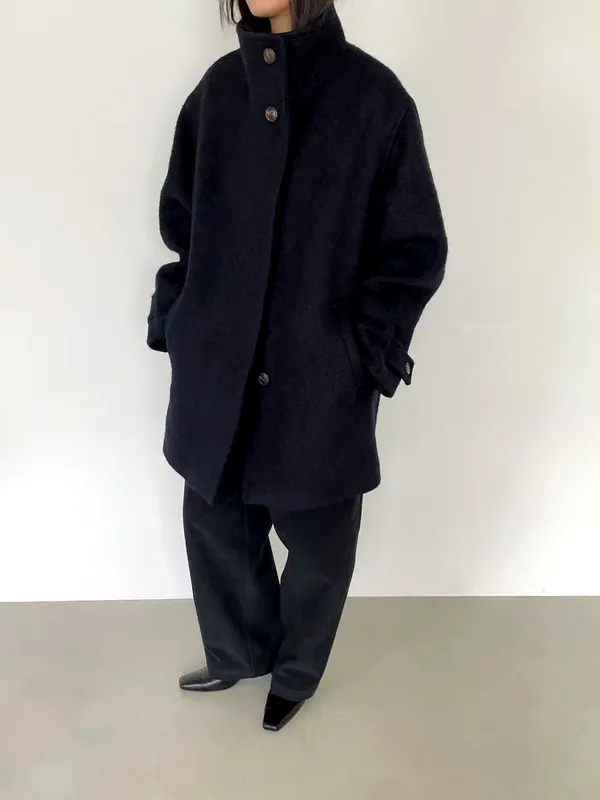 Stylish and Minimalist Women's Coat - Elegant and Warm