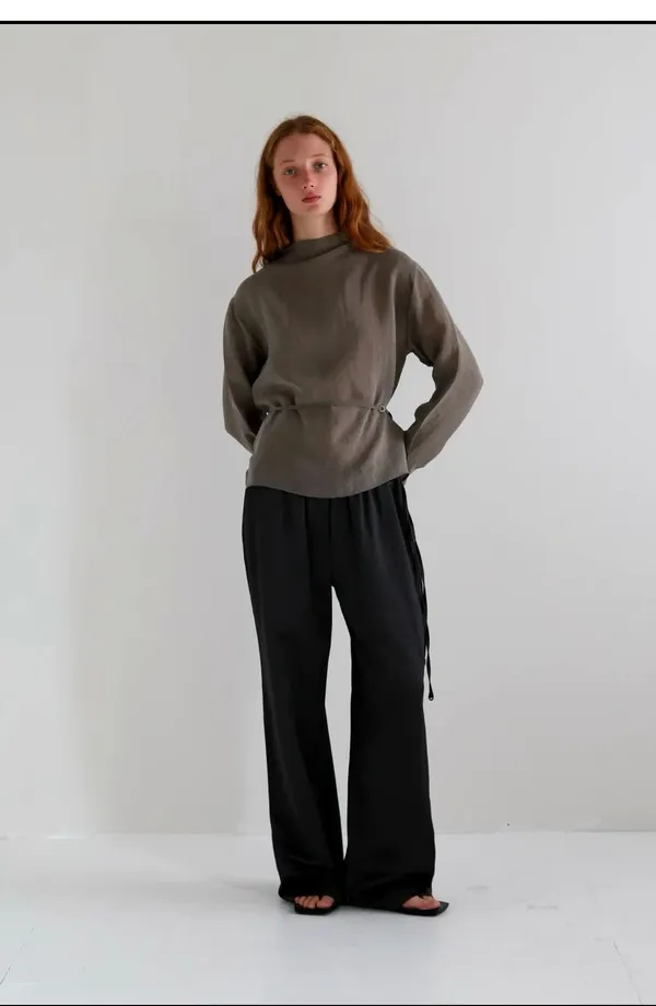 Elegant and Minimalist Women's Top for a Comfortable Casual Look