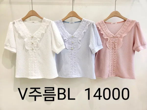 优雅蕾丝边V领上衣，清新夏日必备