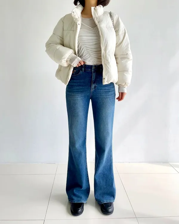 Stylish High-Waisted Jeans for a Slimming Fit - Perfect for Any Outfit