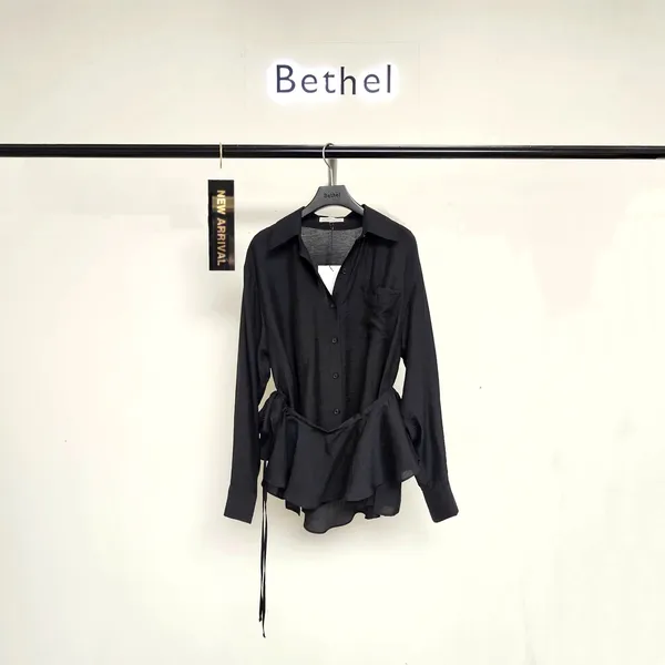 Stylish and Versatile Women's Top, Lightweight and Breathable for Any Occasion