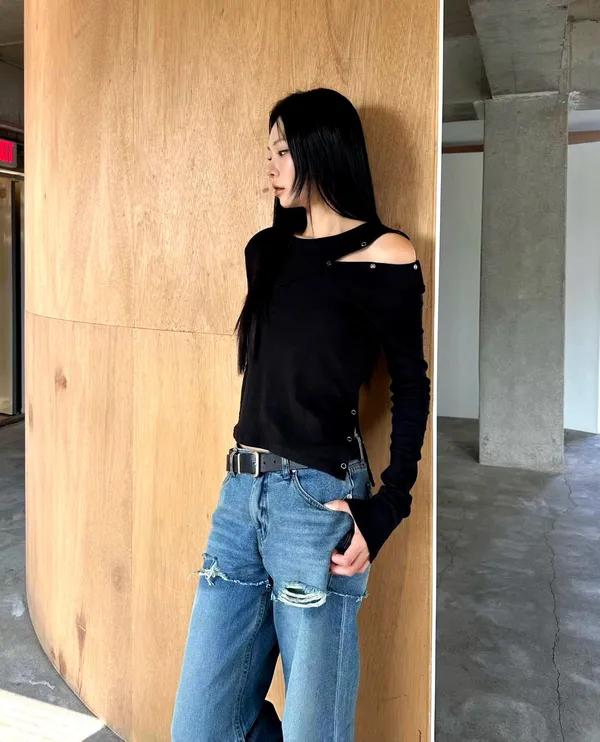 Stylish Black Off-Shoulder T-Shirt for an Elegant Look