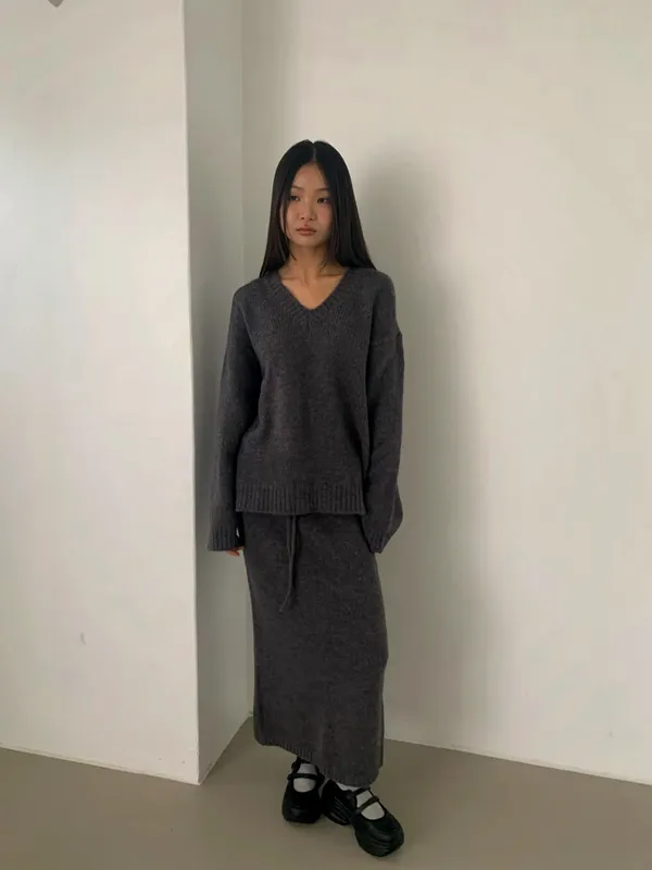 Elegant and Minimalist Women's Long Skirt - Comfortable and Versatile