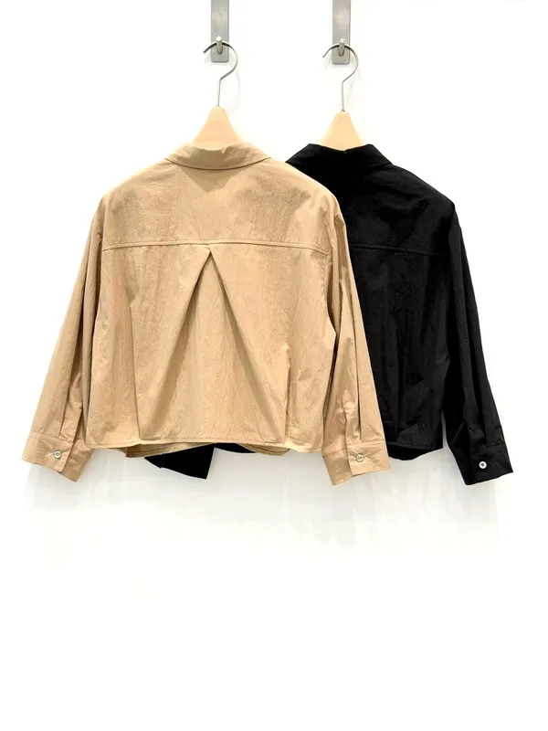 Stylish and Minimalist Women's Shirt - Elegant and Versatile for Any Occasion