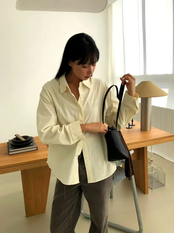 Elegant Long Sleeve Shirt in Minimalist Style, Perfect for Daily Outfits