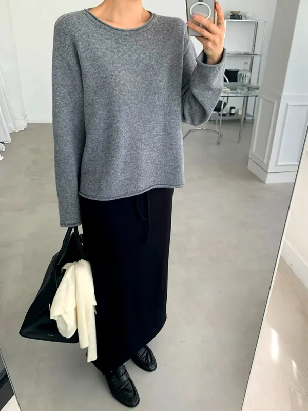 Stylish and Minimalist Gray Knit Sweater - Comfortable and Versatile
