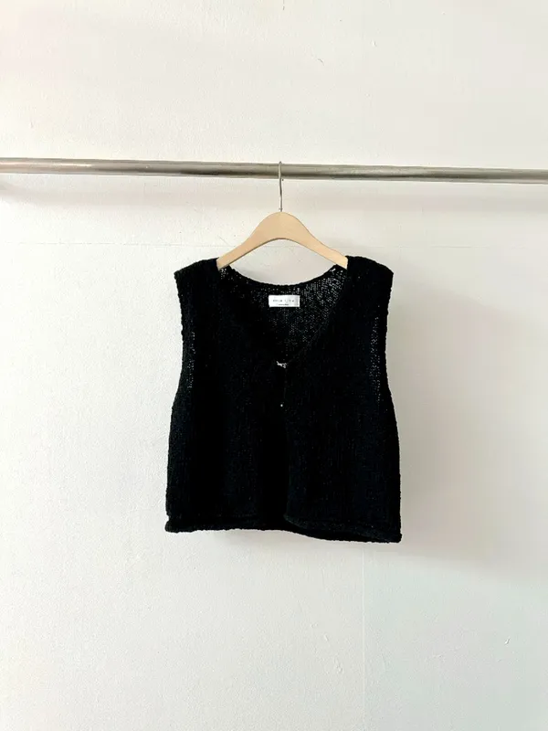 Stylish and Minimalist Women's Vest Jacket, Elegantly Versatile